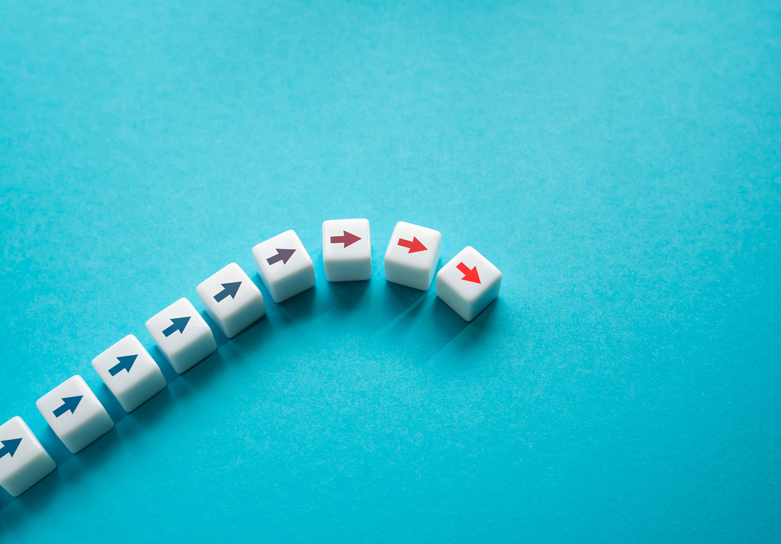 Series of dice with arrows, trend points downward